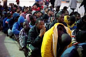 السلطات الليبية تحرر أكثر من 100 مهاجر من “جحيم الفدية” شرق ليبيا
